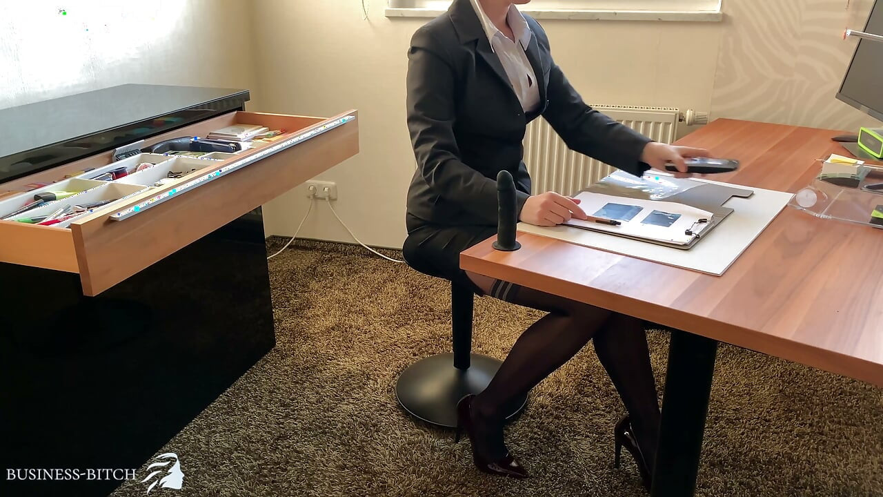 Секретна секретарка їздить на ділдо в офісному туалеті