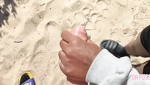 Schwangere frau wird von ihrem ehemann verlassen und masturbiert einen fremden am strand, ohne dass er es weiß, bis sie die ganze mi bekommt
