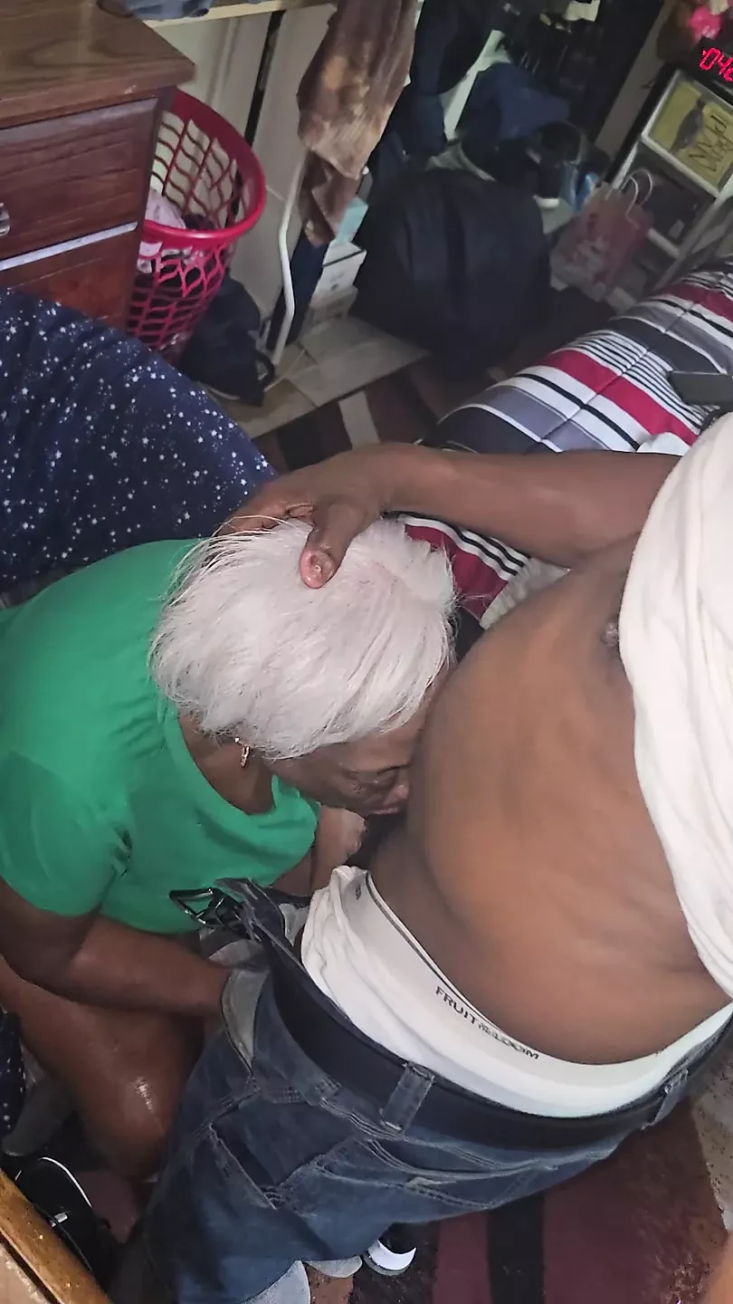 La abuela comiendo mi polla