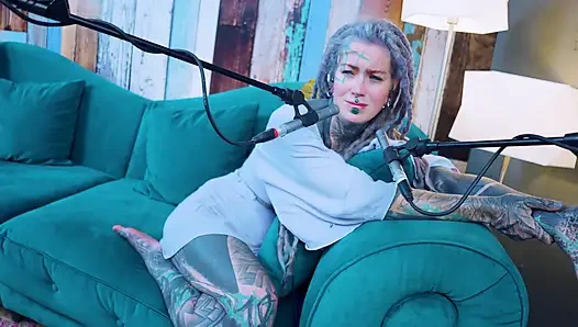 Ich spreche über I - Isolation - ASMR podcast SFW spricht goth dünnes mädchen dreadlocks tattoo-modell inked mädchen