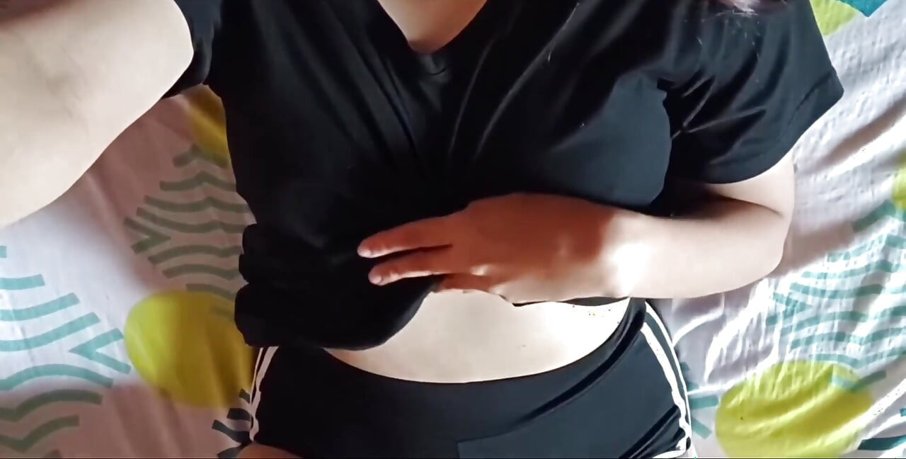Sora vitregă de 18 ani futută în pijamale ei este tristă pentru că iubitul ei s-a despărțit cu frumoasa ei cur mare Por filmată acasă