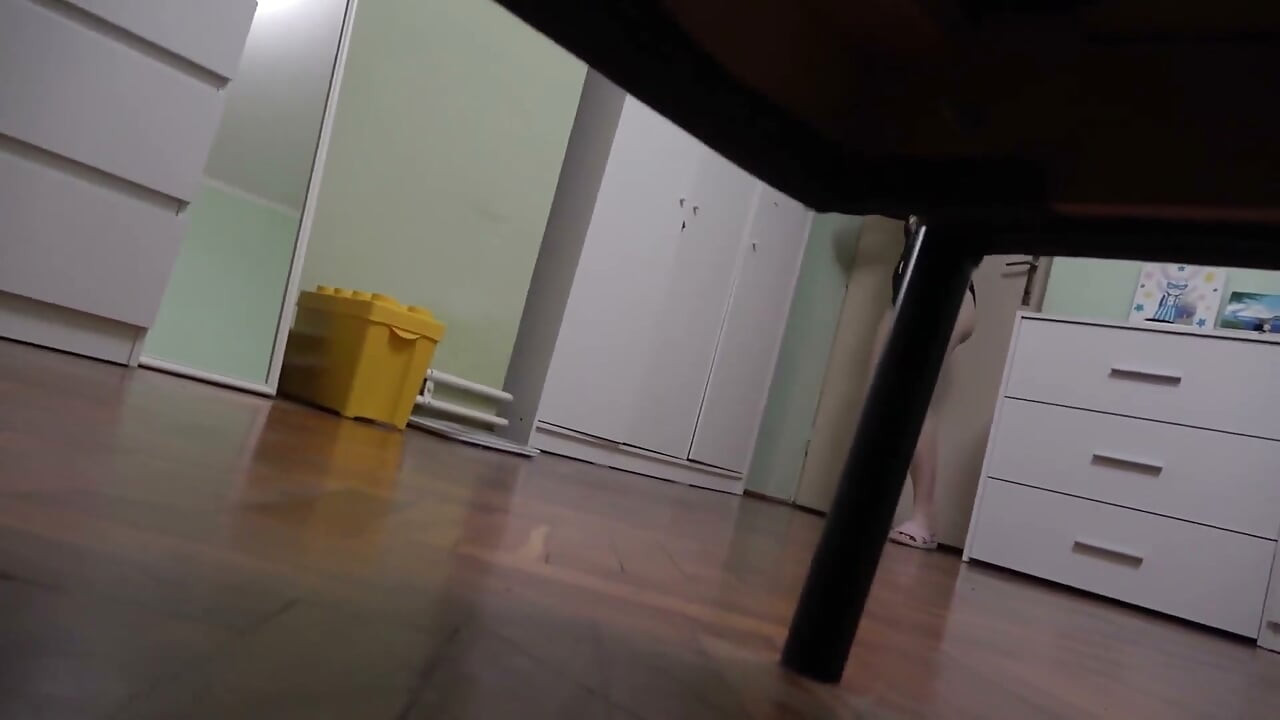 キャットウーマンが視点でネズミと遊ぶ
