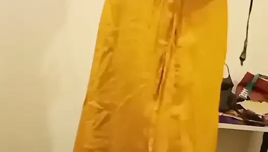 Дези тамильская жена куколда соблазняет в розовом лифчике Saree Navel Шоу в отеле! Индийский хотвайфекс