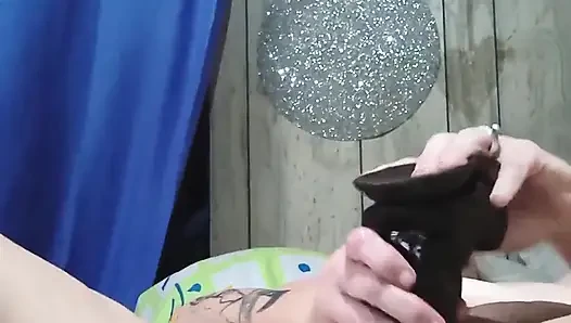 Bacaklar dildoların içeri girerek genişlesine açılıyor