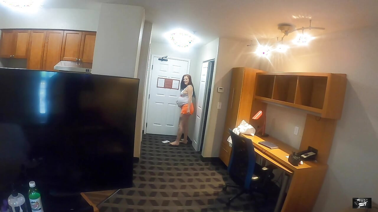 我搭讪了一个怀孕的已婚澳大利亚女服务员并内射了她肿胀的阴户