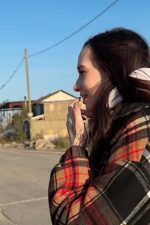 젖은 오럴로 끝나는 스트립 핸드 슬랩의 스릴 넘치는 게임