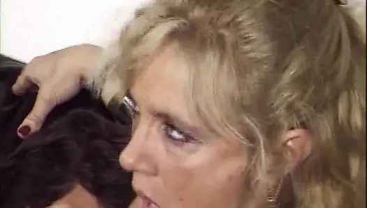 Шлюховатая немецкая милфа-блондинка скачет на двух хуях в тройничке с двойным проникновением