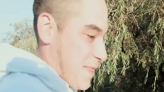 Olgun sarışın orta yaşlı seksi kadın kalın dildosunu derinden kaydırıyor