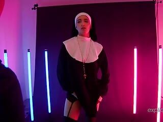 Chica vestida como una monja tiene sexo en el estudio