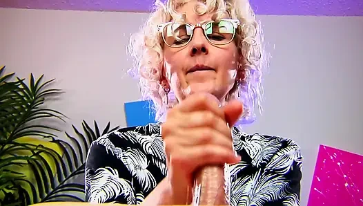 Tante semok ini lagi asik ngocok kontol sampai orgasme!