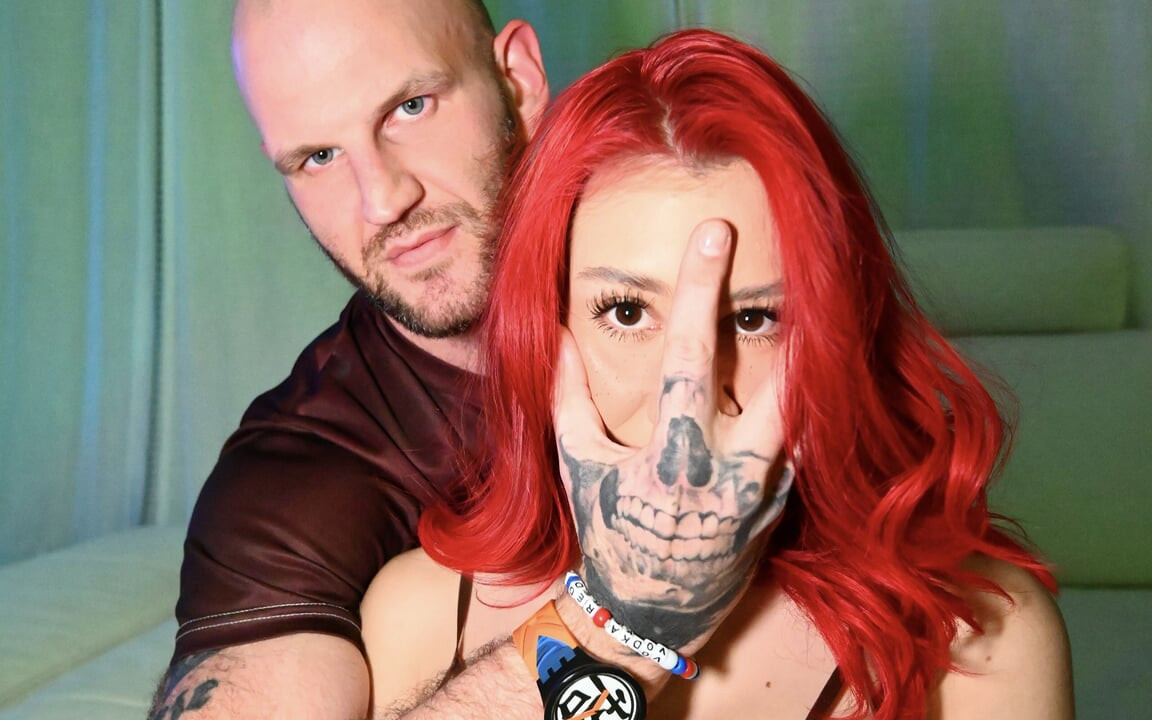 Zoey Di Giacomo berambut merah terhempas bilik DJ dan dikongkek keras