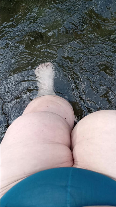 Madeira grande debaixo da minha bunda.