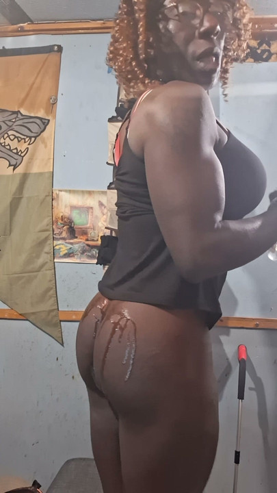 Seksi kıçıma bebek yağı sürüyorum