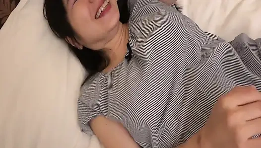 Istri orang menyusui dan nyepong kontol suaminya