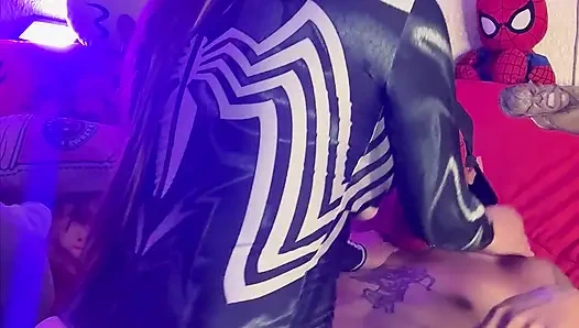 ЛЮБИТЕЛЬСКОЕ И СТРАСТНОЕ ПОРНО ЗАКАНЧИВАЕТСЯ КУЧЕЙ КРЕМПИ В ЕЁ СОЧНОЙ КИСКЕ