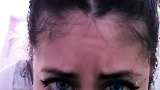 Kolombiyalı tatlı kız beni küçük göğüslerine boşaltıyor, dölümü seviyor!