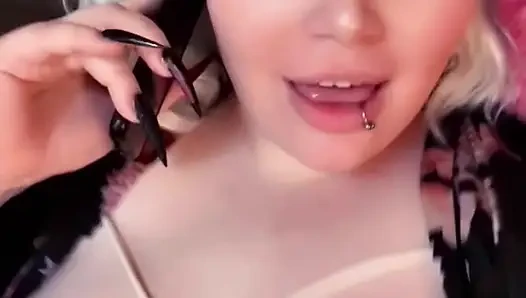 Nggak bisa berhenti sama ibu tiri barumu