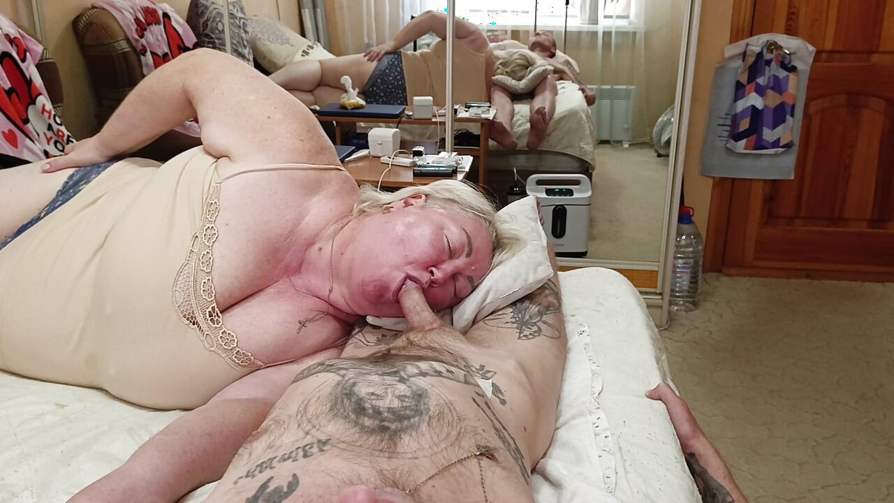 Susjeda mi puši kurac dok joj ne svršim u usta
