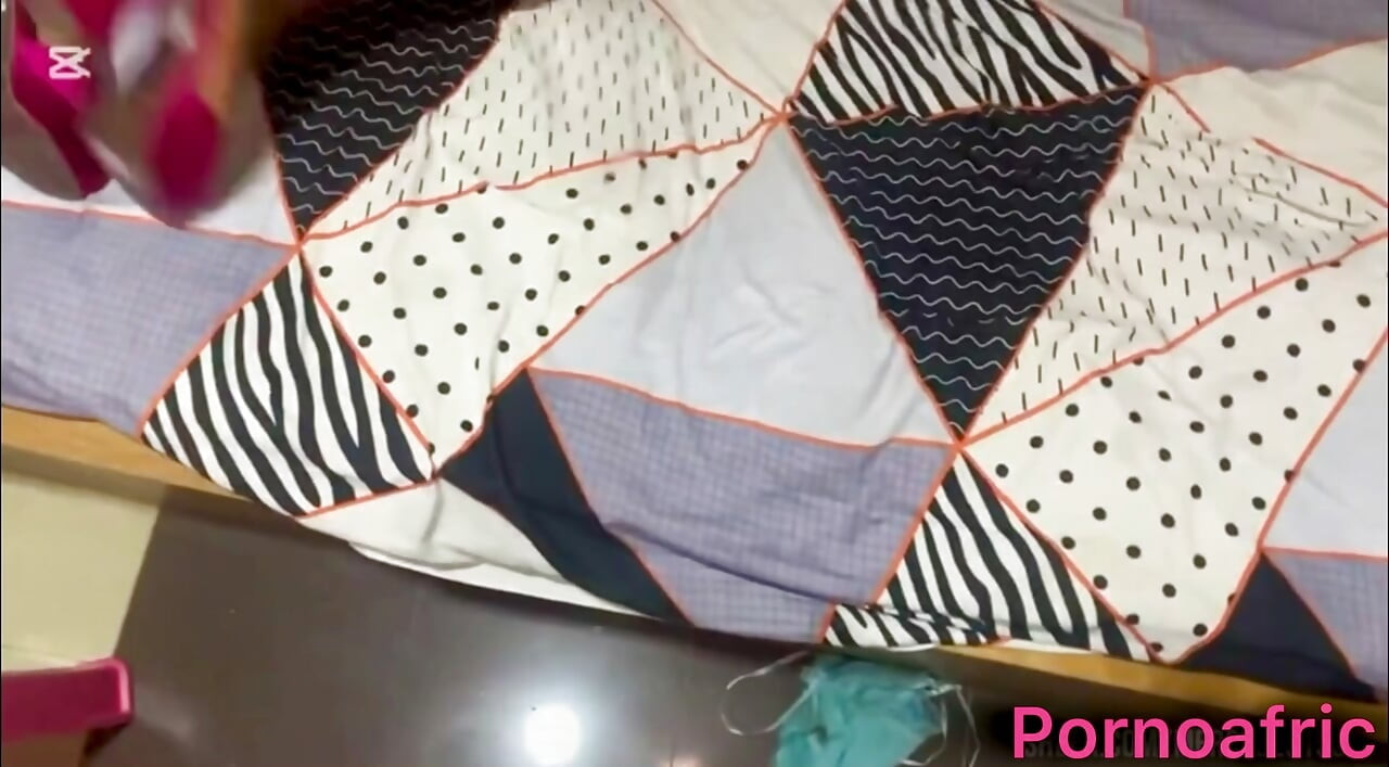 Sexy Madam se snaží svádí svého pracovníka tím, že ho přinutí podívat se na její kundičku