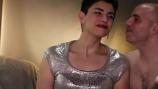 Сперма с полным ртом, текущий на серебряной рубашке