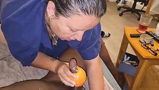 Lutscht seinen großen schwarzen schwanz mit einem grapefruit und leckt sein sperma