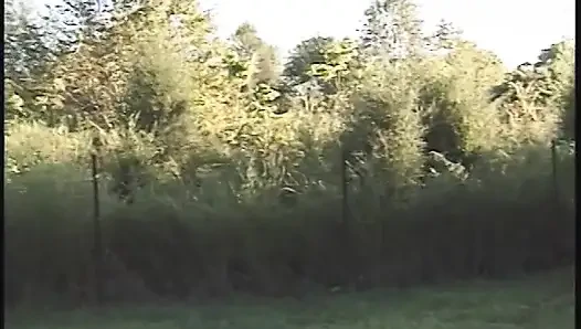 Esmer itaatkar yatakta yatarken amını ovuyor