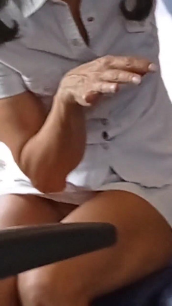 Emotivni trenutak iz "Uhvaćena vruća žena kako pokazuje sise i pičku u vlaku kako viri ispod mini suknje bez gaćica"