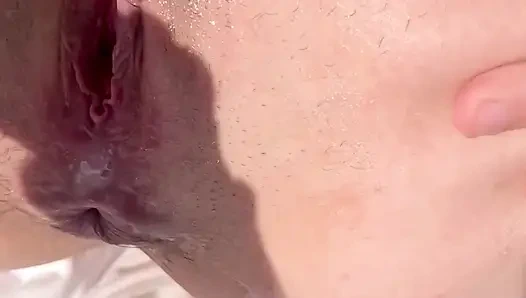 Молодой человек кричит от удовольствия у бассейна