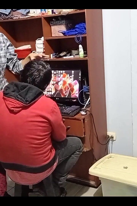 Teknisi memperbaiki laptopku dan dia menemukan video yang aku punya, dia jadi sange banget