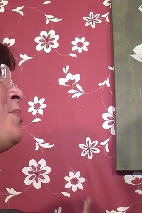 胖美女性学家知道如何在精液危机中操情侣 - 1