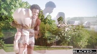 Blacked-głodny BBC loszka Raina zostaje spuszczany w dół przy basenie
