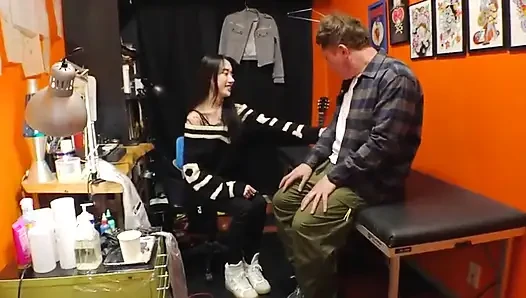 Verlangen nach einem wilden moment mit einer coolen, tätowierten schönheit, die ich gerade getroffen habe