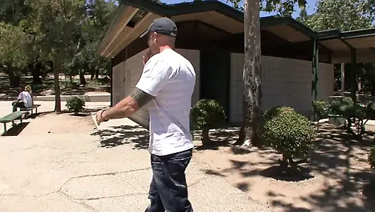 Brooklyn Bailey büyük bir yarakla sikiliyor