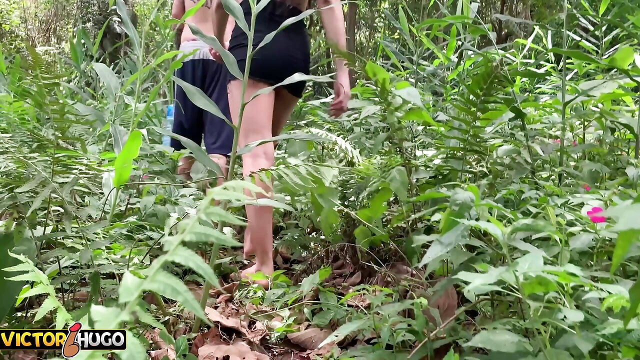 Ngentot istri selingkuh di hutan