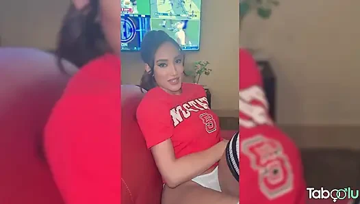 Студентка трахается во время просмотра футбола в любительском видео - Chloe Amour