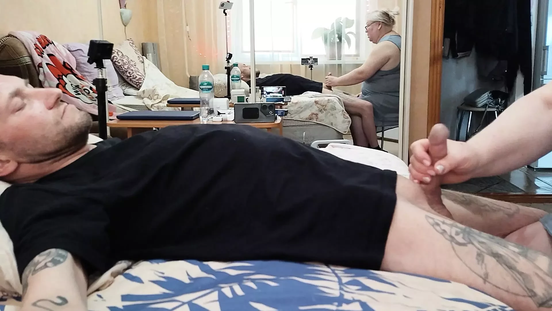 Pipe et branlette de bite par sa belle-mère