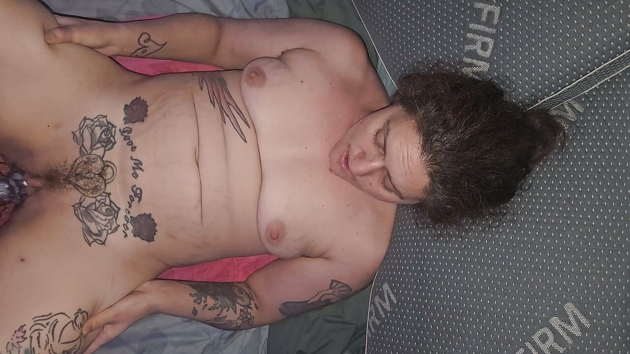 Sexywifedd מזדיינת במכונה עם דילדואים ענקיים