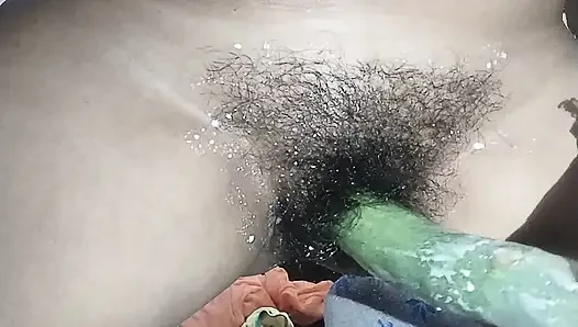 Bhabhi nay chut may khira ko dalkar chut ka pani nikala