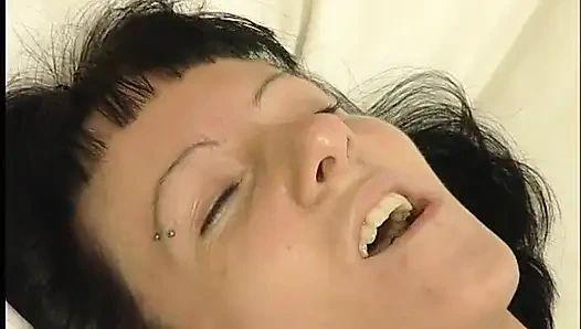 Esmer sürtük yatakta ıslak amıyla oynuyor