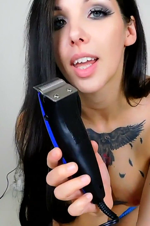 Mencukur kepalaku - orgasme fantasi potong rambut