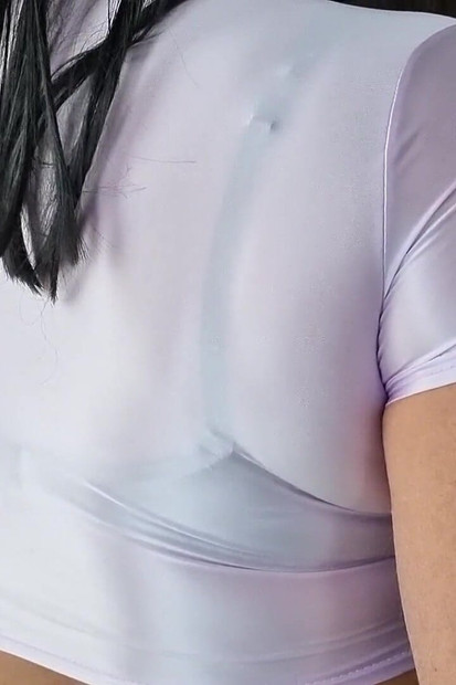 Prekrasna i seksi prozirna majica od spandexa i crni grudnjak sa šiljastim sisama