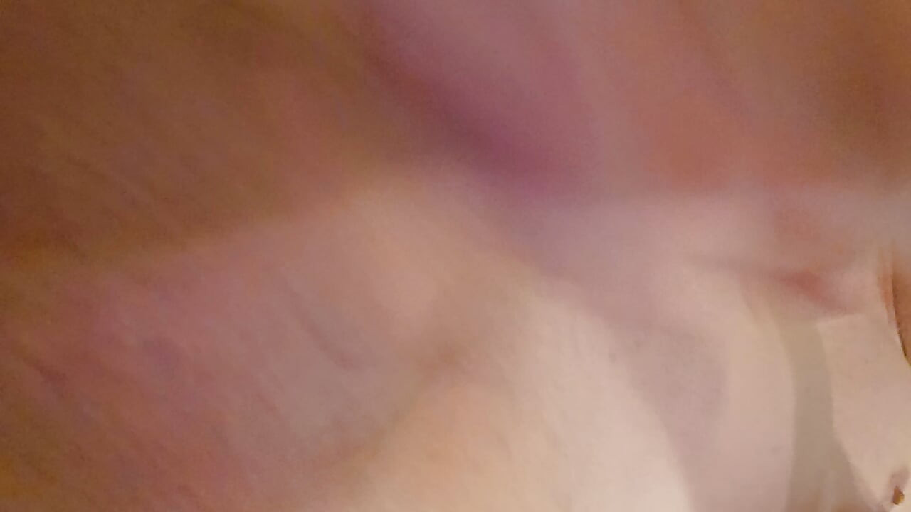 Jag blir kåt onanerar och leker med min dildo och analpluggar