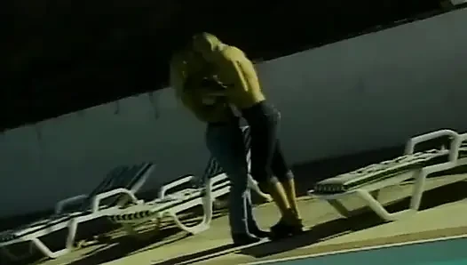 Attraktive blonde puppen, die lesbischen spaß am pool haben