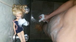 Futai la duș cu ejaculare înăuntru cu o păpușă blondă și sexy