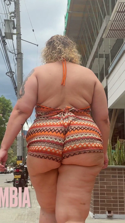 Provocação de Bunda Andando em Body Minúsculo Sedução no Chuveiro &amp