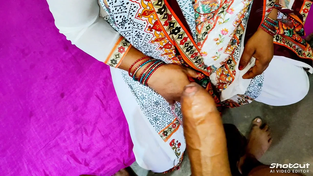 Padosi ne mujhe gr me akele pakar chudai kr di