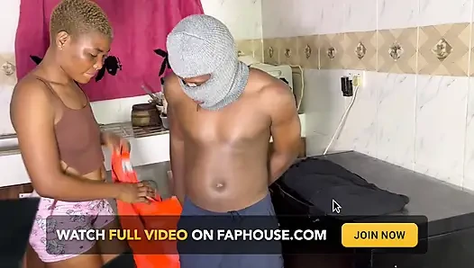 Tesisatçı adam beni sikiyor