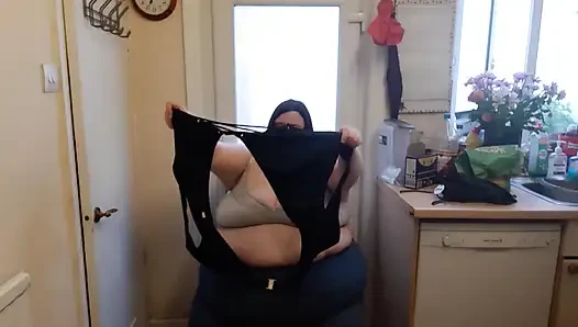 SSBBW probiert neuen bikinis fetten baucharsch an