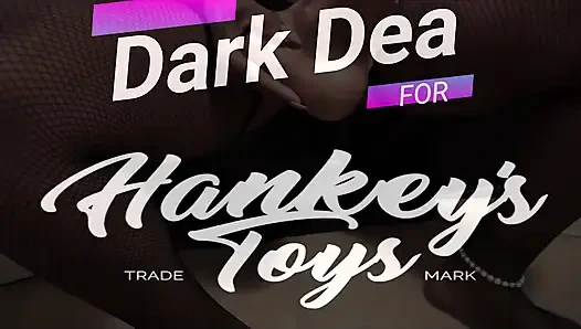 Извращенная королева шлюшки "Dark Dea" заполняет ее мокрую киску наслаждаясь толстым "Goliath XXL" из "Hankey'stoys", часть.1 - полная версия на моей