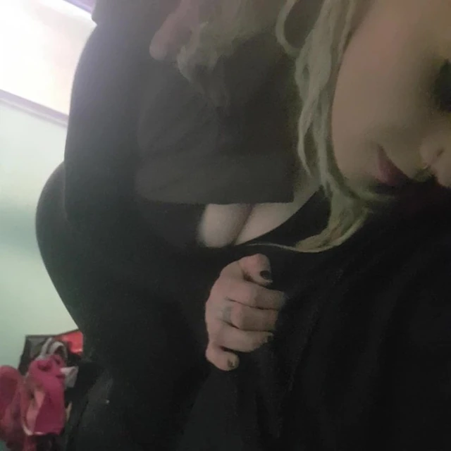 Blonde canadian girlfriend  getting ready to choke